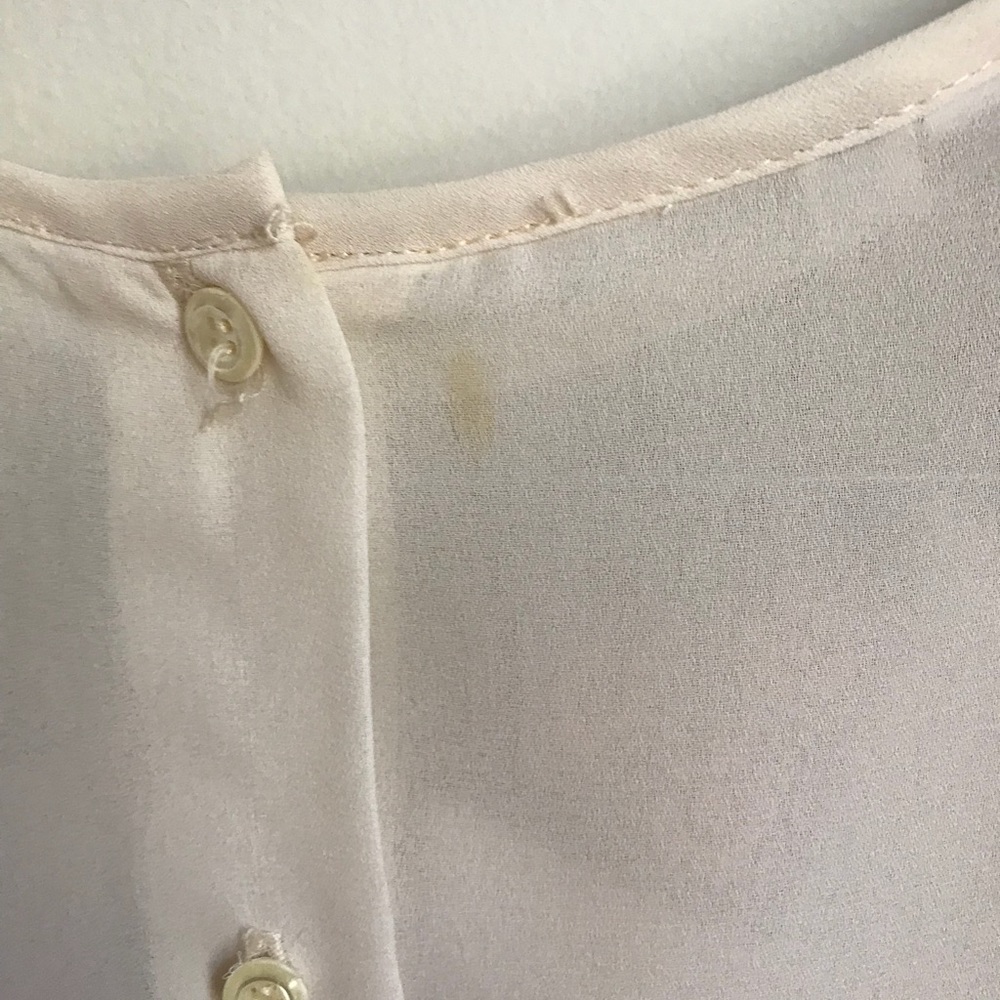 ♥️Embroidered button down back blouse - Picture 6 of 7